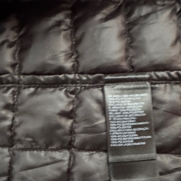 The North Face Women's Black Puffer Jacket - Picture 5 of 8